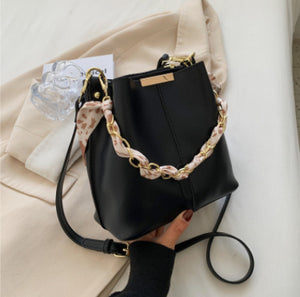 Fashion Big Bag Casual Women's Bag Fashion Retro Characteristic Messenger Bag Silk Scarf Portable Bucket Bag Fashion Big Bag Casual Women's Bag Fashion Retro Characteristic Messenger Bag Silk Scarf Portable Bucket Bag