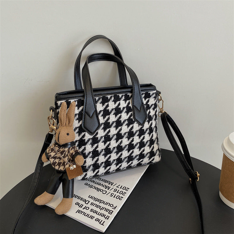 CheckeredChic Bag – Timeless Elegance with a Modern Twist! 